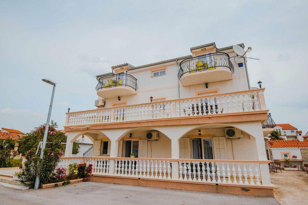 Apartmani Tamaris Vodice Esterno foto